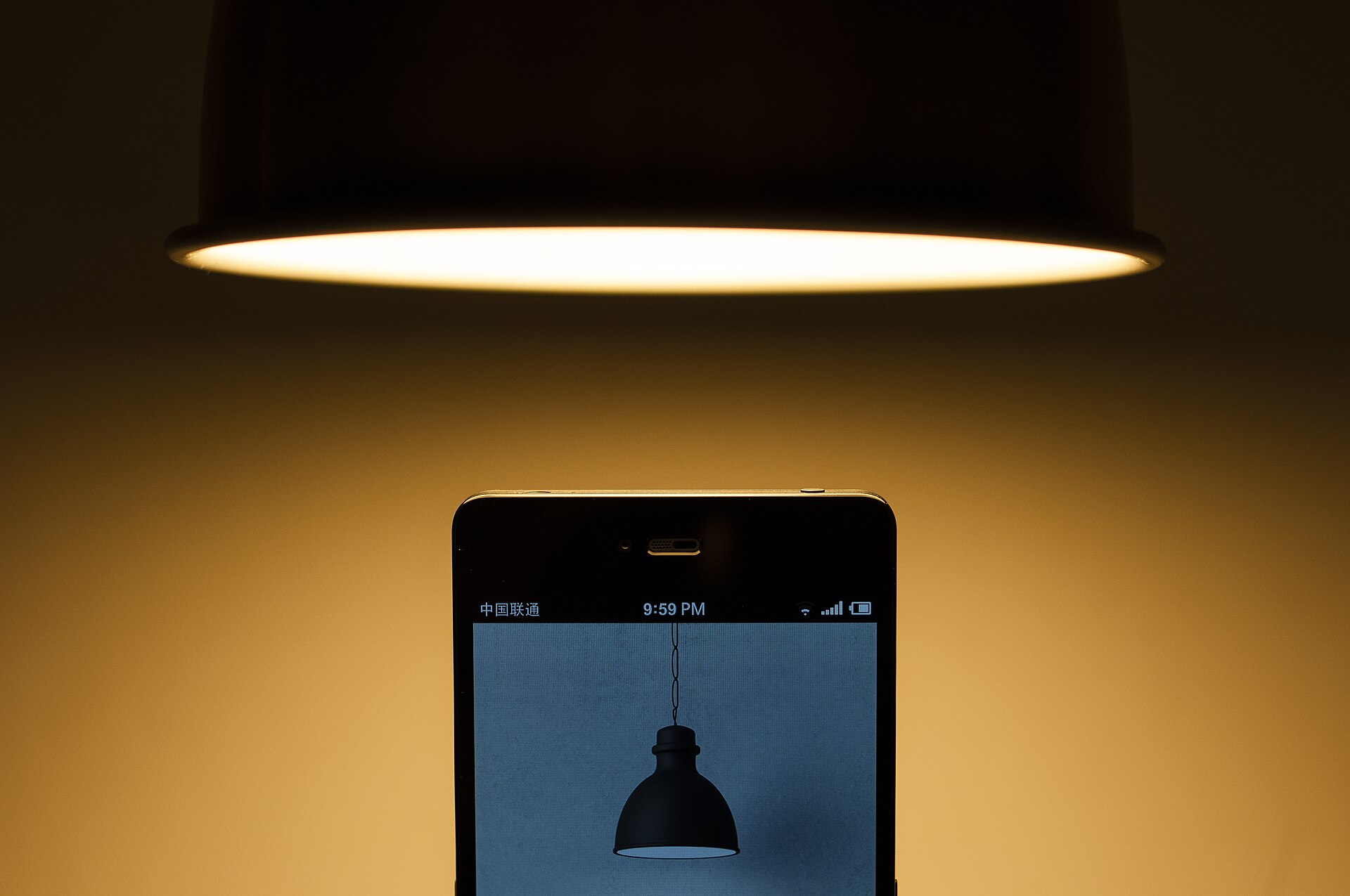 Lamp on phone under lamp (Unsplash)