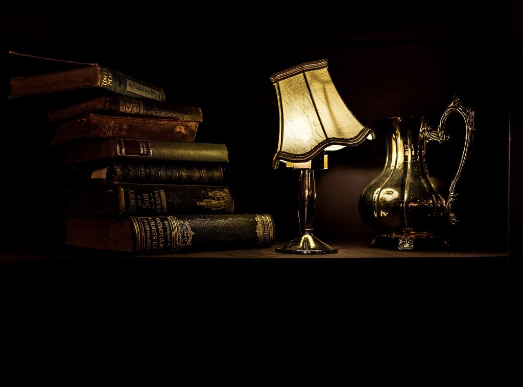 Vintage lamp and books (Unsplash)