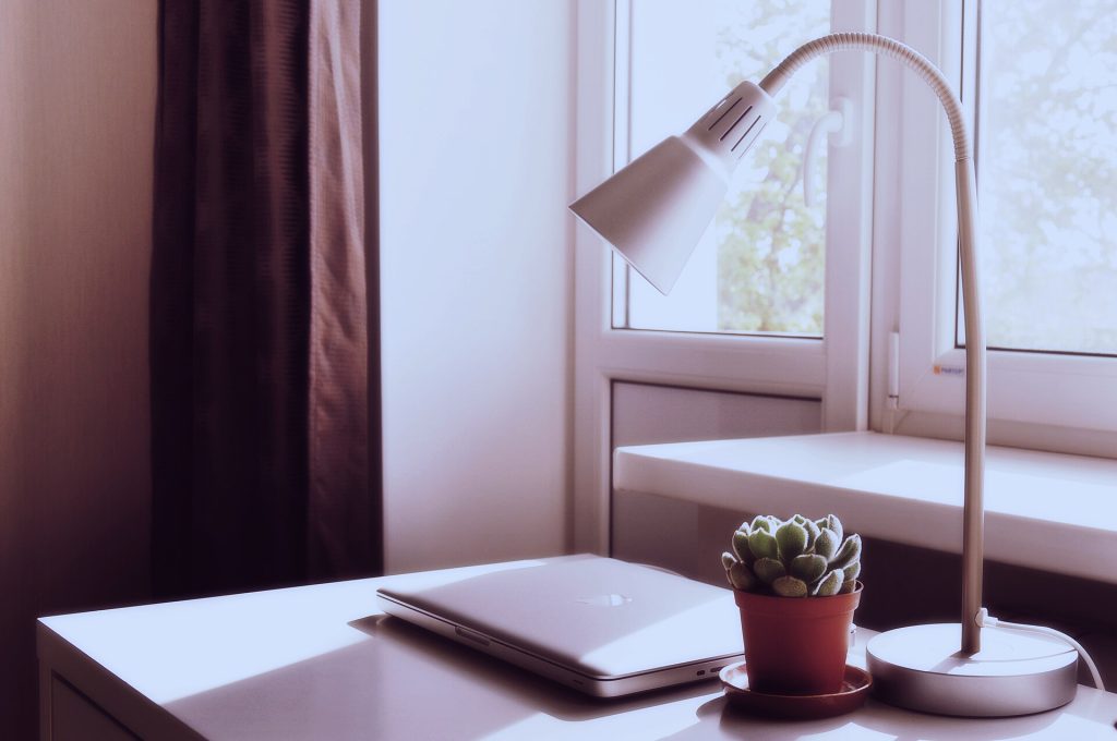 Laptop and lamp on table (Unsplash)