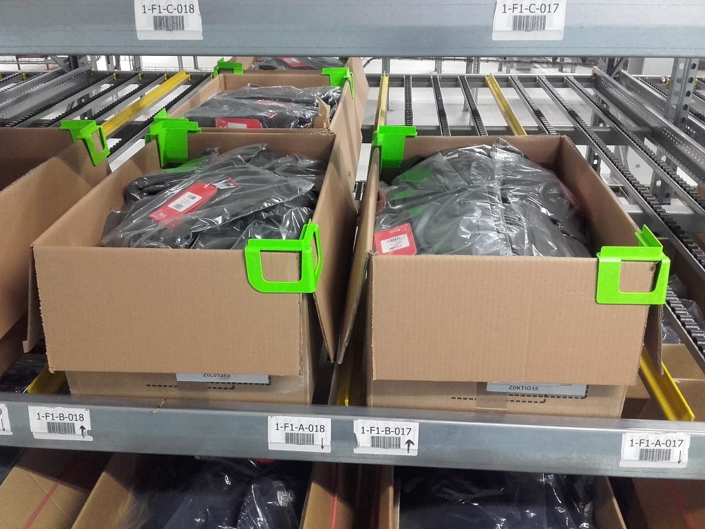 Flaps held open with clips that allow boxes to be stacked for transport while open