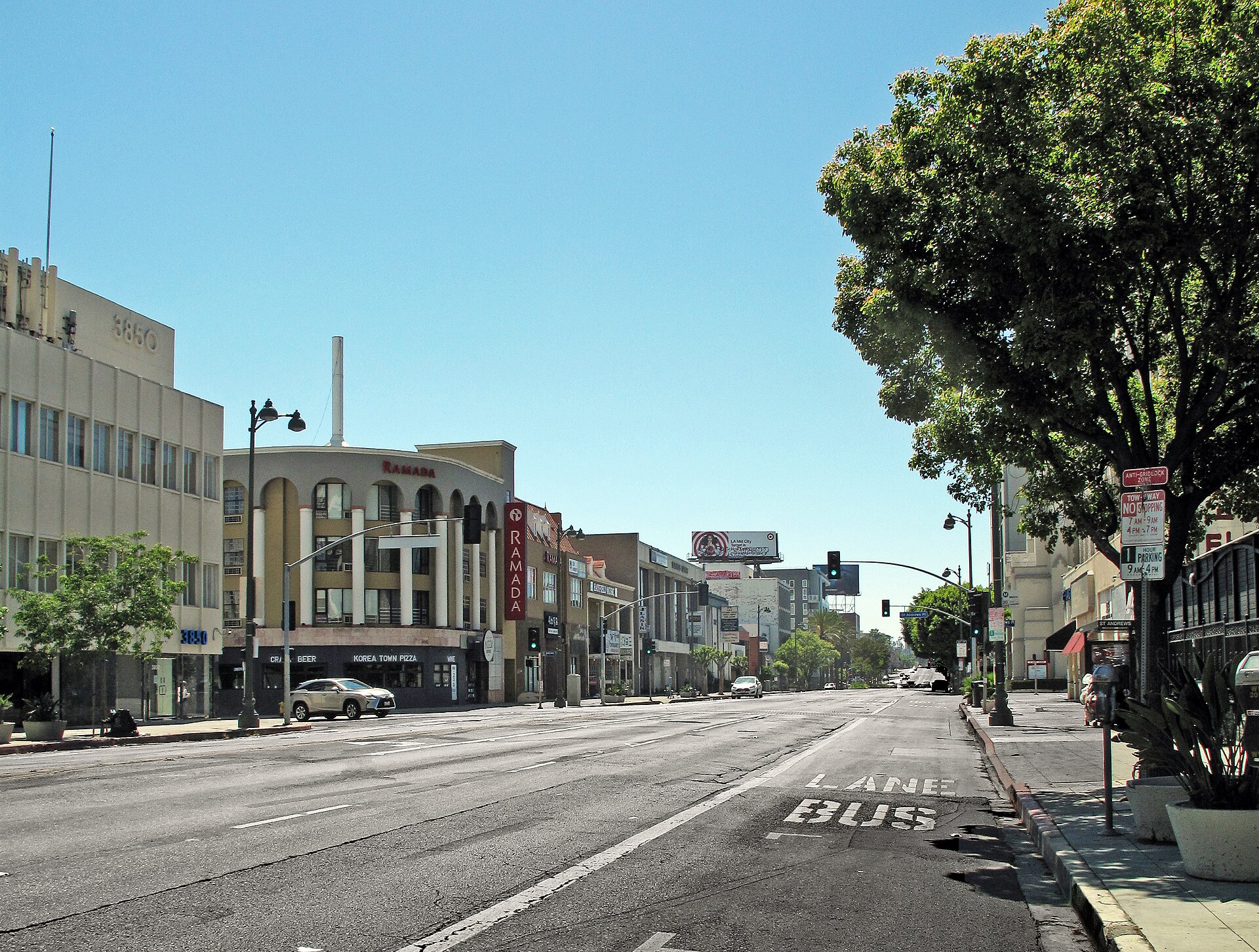 Looking west along Wilshire Boulevard in Koreatown (neighborhood view; does not show Kurve)