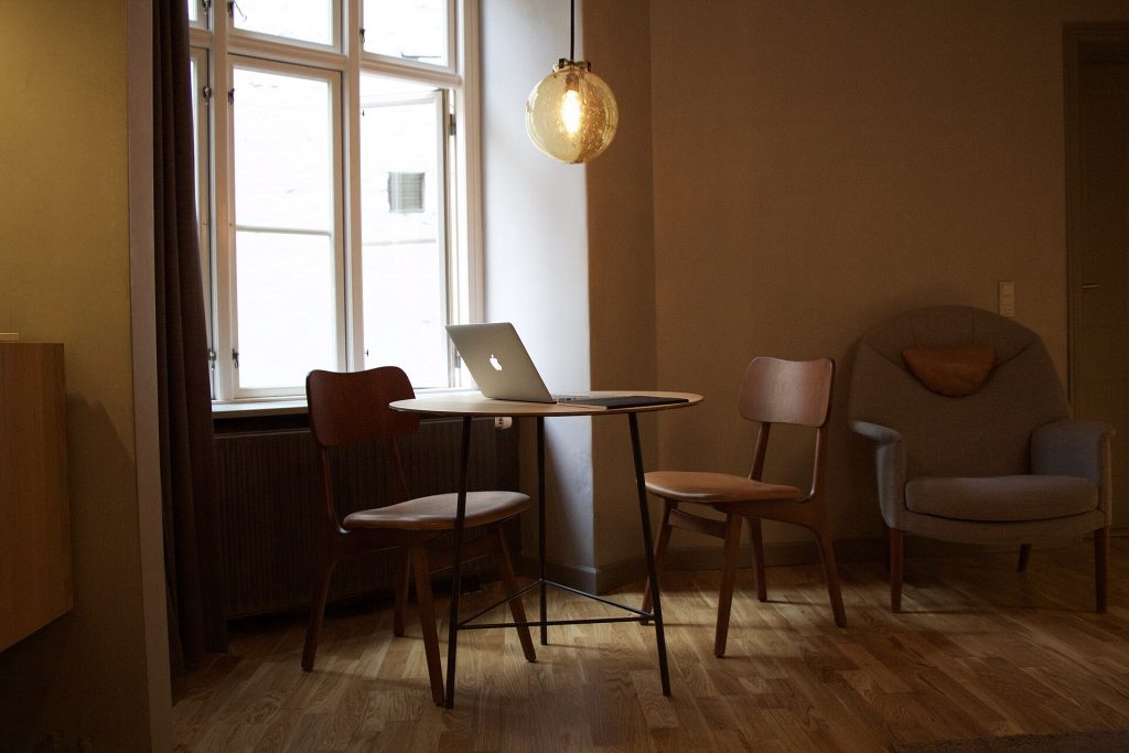 Laptop on a living room table (Unsplash)